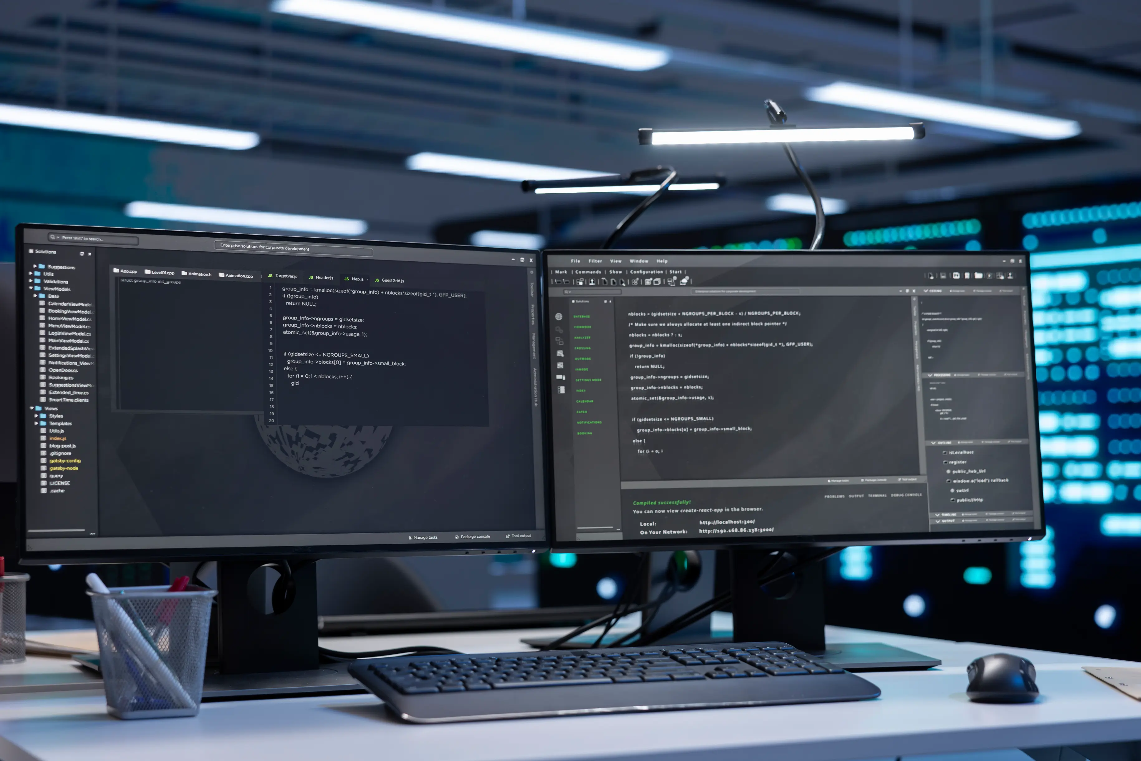 Närbild på två skärmar som visar kod i ett datacenter